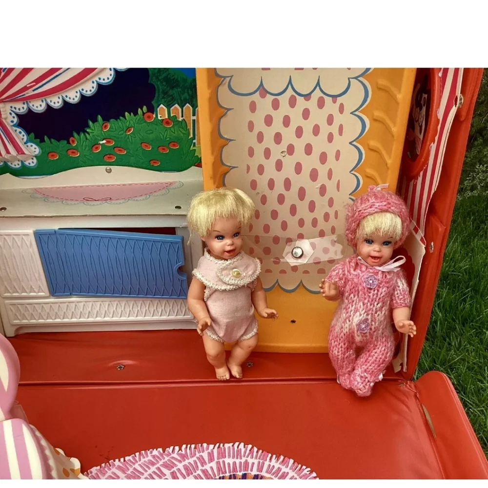 Mattel Cheerful and Tearful nursery/carrying case playset with two dolls bed. - Picture 3 of 16
